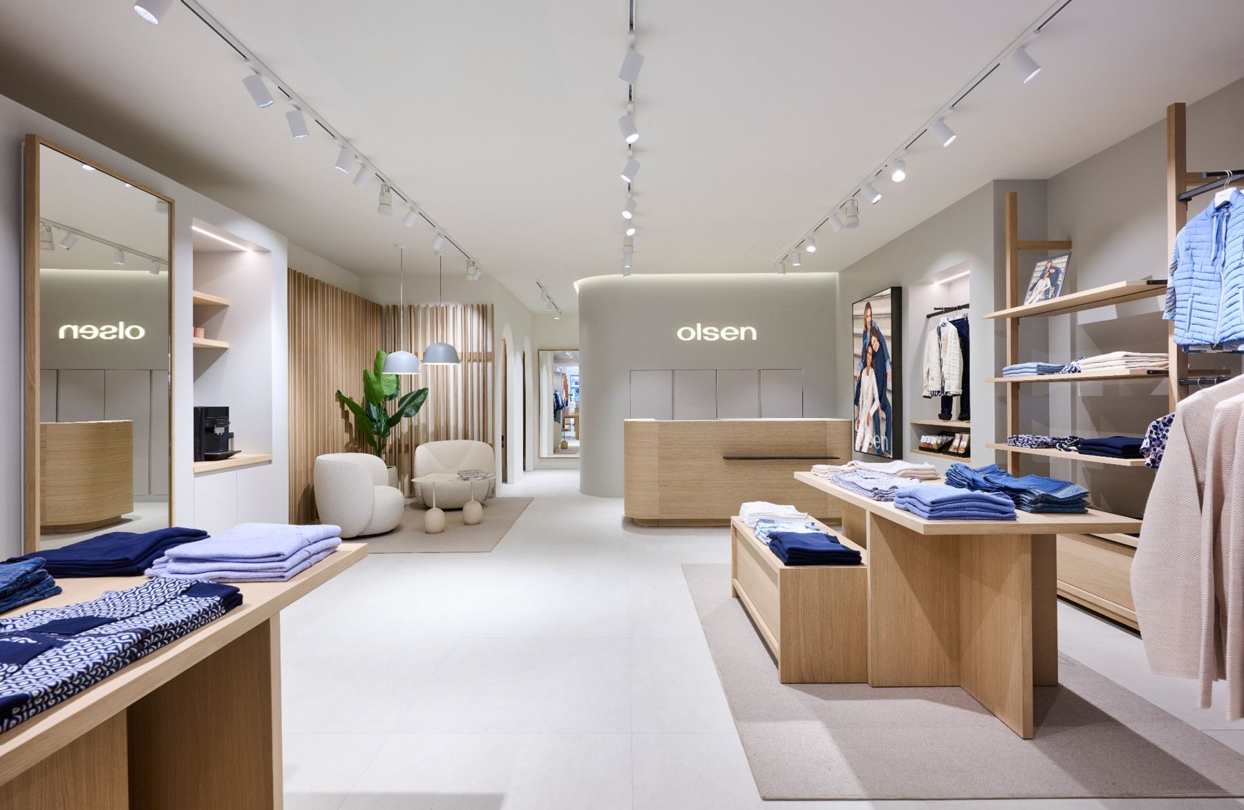 Olsen Store im Ladenkonzept 2024 mit Eichenholz, Bögen und Lounge