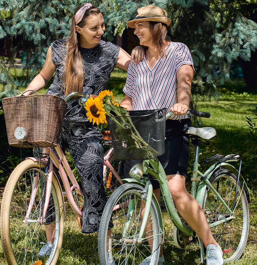 Des looks décontractés pour une promenade à vélo ensemble