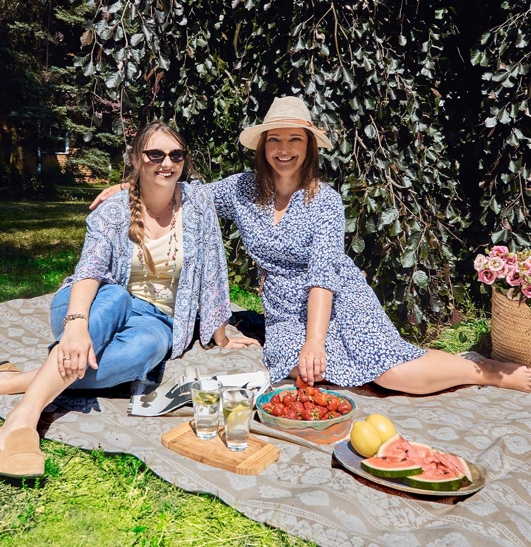 Zu einem Picknick unter Freundinnen dürfen die Looks ruhig etwas romantisch und verspielt sein