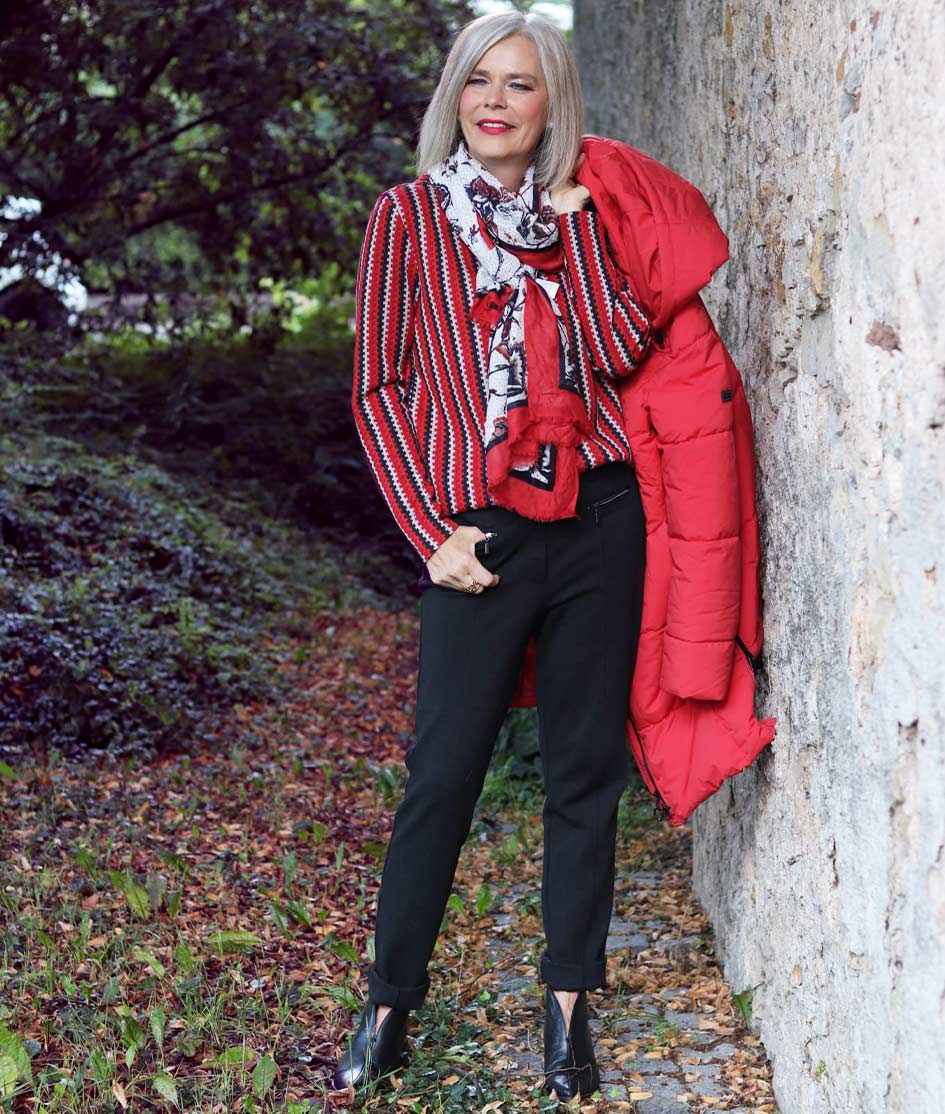 German blogger Claudia likes to add a pop of color into her autumn wardrobe