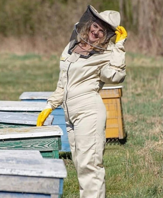 Kasia puise son énergie et sa puissance dans son métier de rêve, l’apiculture!