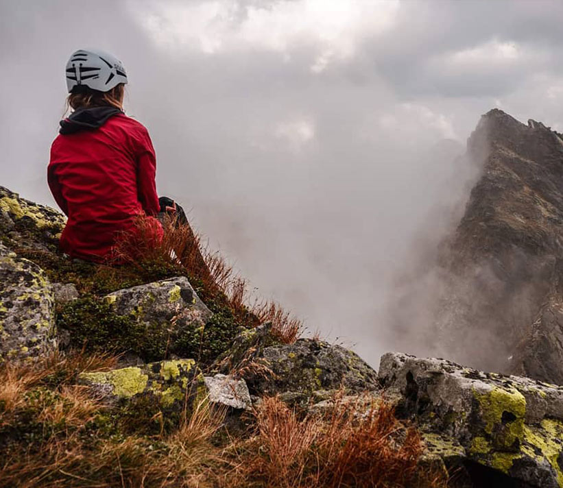 Anita escalade toutes les montagnes, peu importe leur hauteur.