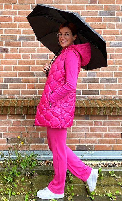 Michelle in ihrem monochromen Lieblingslook in der Trendfarbe Pink.